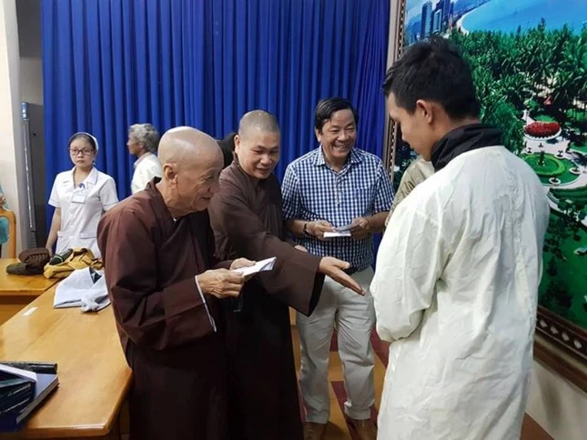 Hòa thượng Thích Tâm Trí trao quà.jpg