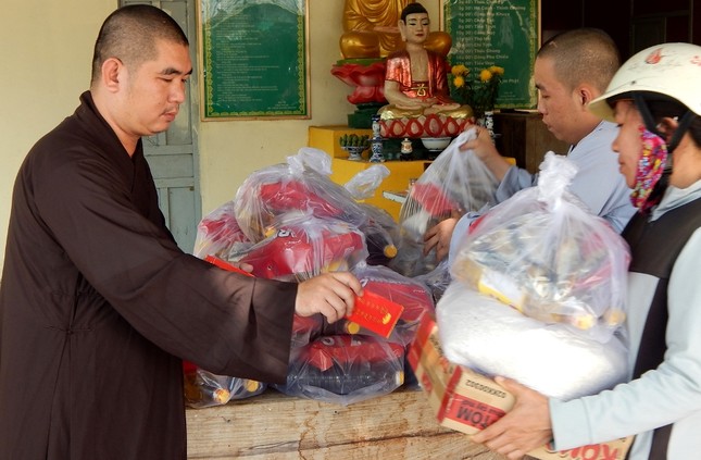 DD Thich Nguyen Nguyet trao qua Tet (1).jpg