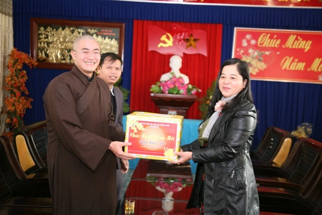 09.02.2018 tham chuc lanh dao huyen a luoi (7).JPG