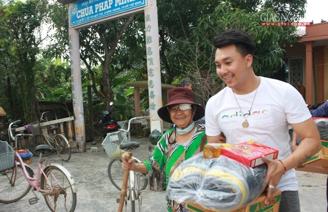 Xóm nhỏ gần chùa ai cũng có Tết ảnh 4 TET.6.jpg