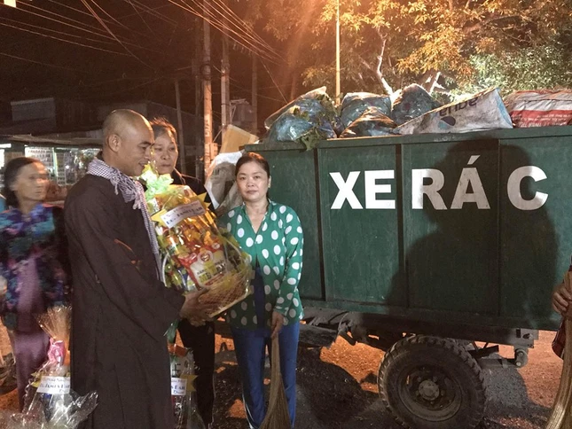 Tang qua Tet cho cong nhan lam ve  sinh moi truong.jpg