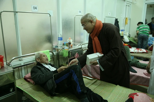 Phật giáo làm từ thiện dịp Tết ảnh 2 a Aluoi.jpg