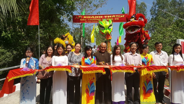 Khánh thành cầu bê-tông, nhà, tặng quà Tết ảnh 1 TTCH.png