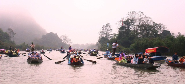Trời đổ mưa lớn, khai hội chùa Hương vẫn đông vui ảnh 1 chua2-crop-15191807599632028806046_jpg.jpg