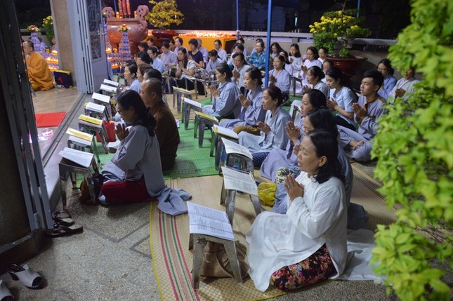 Quý Phật tử trì tụng kinh 3.JPG