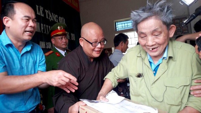Trao quà người khiếm thị, hỗ trợ một nạn nhân bỏng ảnh 1 28512190_.jpg