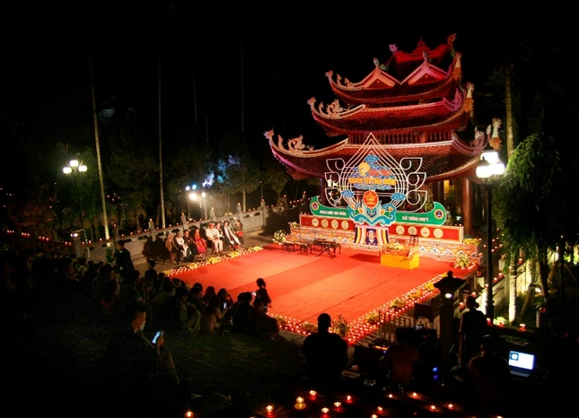 Lắng đọng đêm thơ chùa Hương ảnh 1 demtho01.JPG