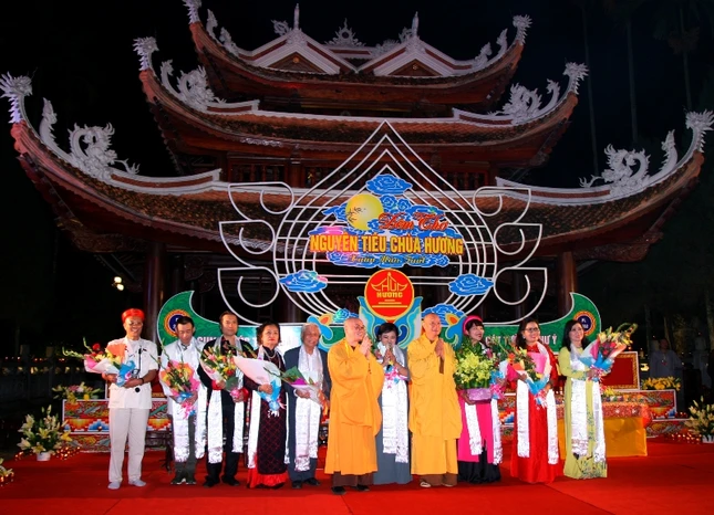 Lắng đọng đêm thơ chùa Hương ảnh 3 demtho05.JPG