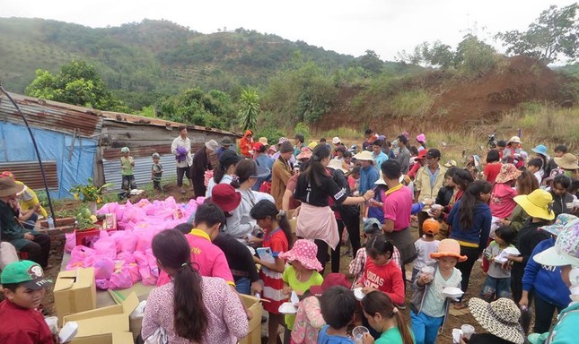 Ban Hoằng pháp Phật giáo Đắk Nông làm từ thiện ảnh 1 ngocdat.jpg