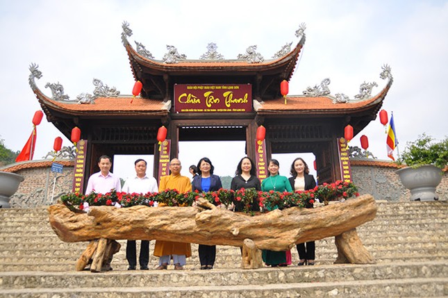 Lạng Sơn: Phó Chủ tịch nước thăm chùa Tân Thanh ảnh 3 phochutich 3.jpg