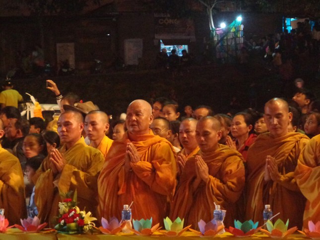 Hàng ngàn người cầu an giữa hoa viên Hồ Tây ảnh 3 2_jpg.jpg