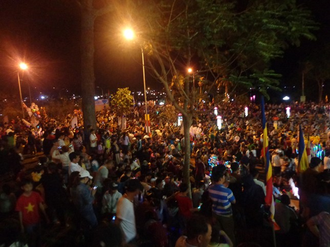 Hàng ngàn người cầu an giữa hoa viên Hồ Tây ảnh 5 3_jpg.jpg