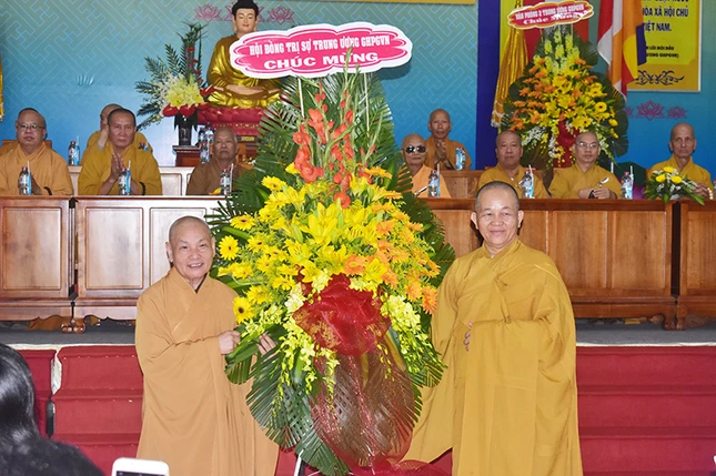 HT-Thích-Thien-Nhon-tang-hoa-chuc-mung.jpg