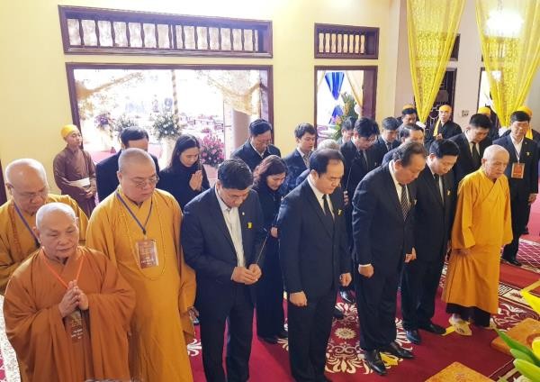Ông Trương Hòa Bình viếng tang HT.Thích Thanh Sam ảnh 3 6365661960680837422_2_jpg.jpg
