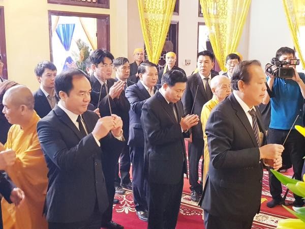 Ông Trương Hòa Bình viếng tang HT.Thích Thanh Sam ảnh 2 6365661961701079212_2_jpg.jpg