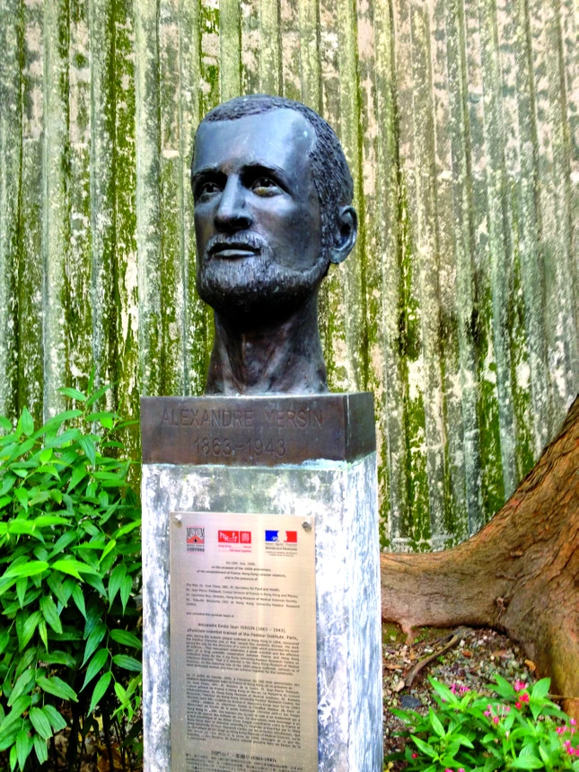 Alexandre_Yersin_bust_at_the_Hong_Kong_X.jpg