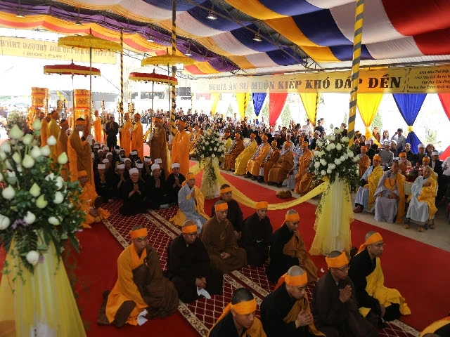 Nhập bảo tháp kim quan Đại lão HT.Thích Thanh Sam ảnh 6 cung tong 1.jpg