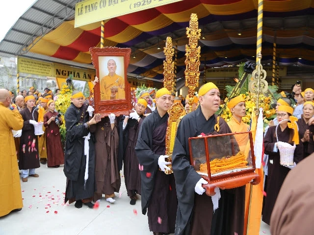 Nhập bảo tháp kim quan Đại lão HT.Thích Thanh Sam ảnh 12 cung tong 2.jpg