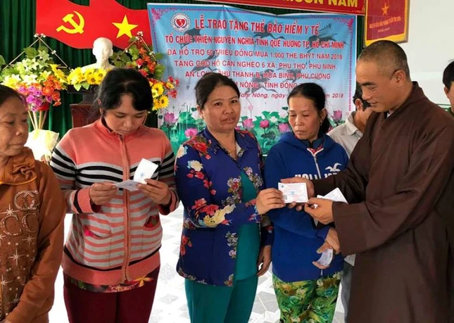 TT Quy trao the BHYT cho ho can  ngheo.jpg