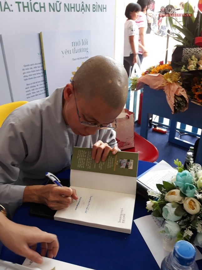Sư cô Nhuận Bình ra mắt sách "Mở lối yêu thương" ảnh 3 H3.jpg