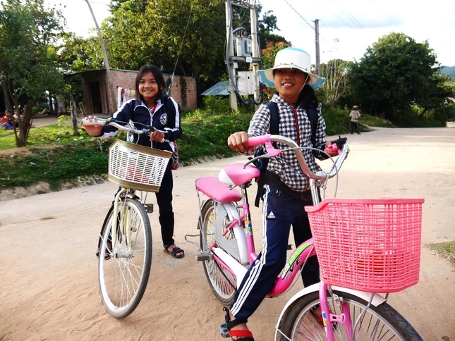 tang xe dap cho hoc sinh khanh hoa.jpg