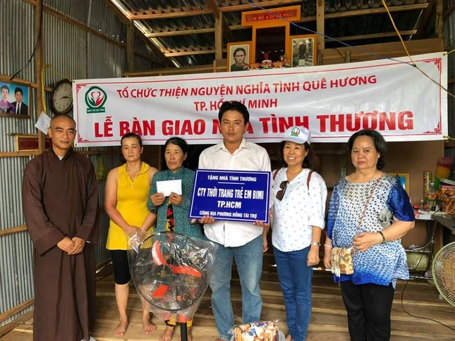 Trao nha tinh thuong tai HTN.jpg