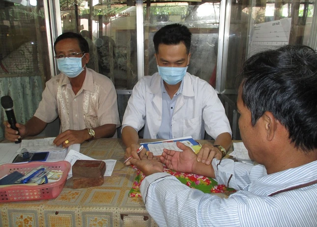 Hinh - Luong y Giau dang xem mach cho  bn.JPG