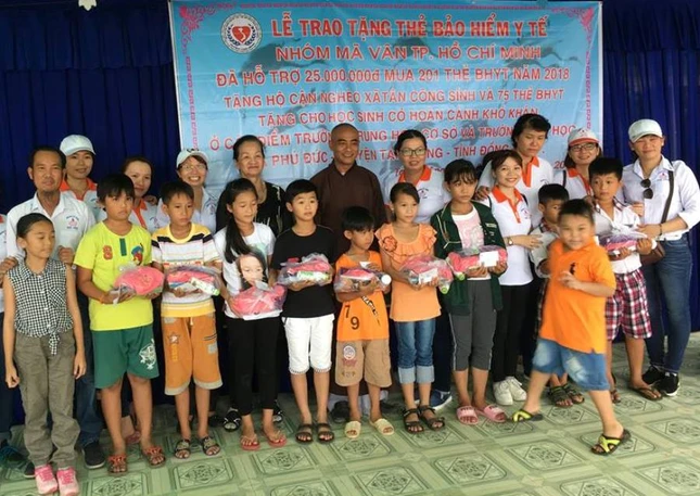 Canh Hoi Tu thien Ma Van trao the BHYT và qua cho HS.jpg