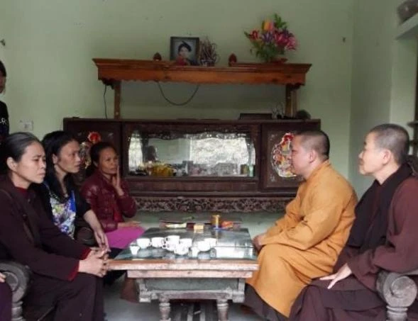 tinh-gia-tham-hoi-cac-gia-dinh-co-nan-nhan-bi-duoi-nuoc.jpg
