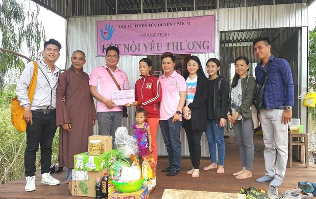 Canh trao tang nha TT va qua cjho  ho ngheo.jpg