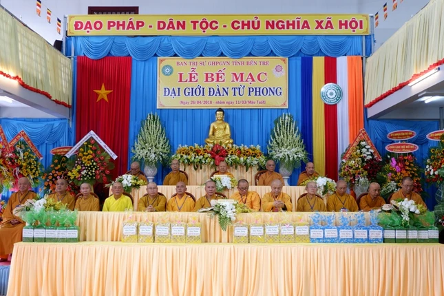 1- chư tôn giáo phẩm tham dự lễ bế mạc.JPG