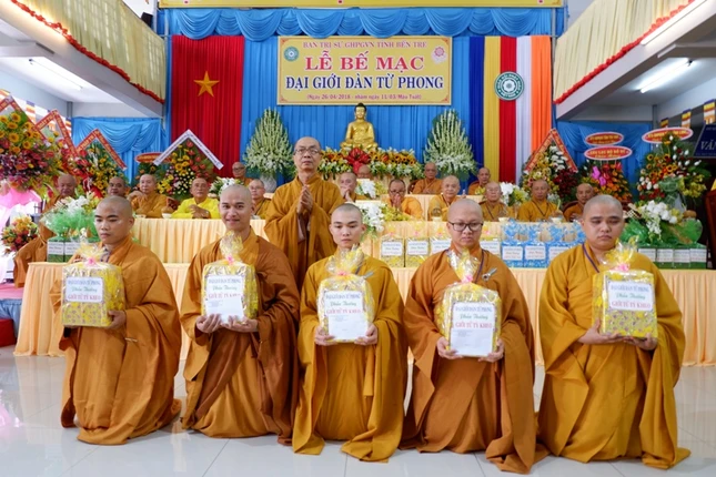 2- HT. Thích Nhựt Tấn trao phần thưởng đến giới tử Tỳ Kheo.JPG
