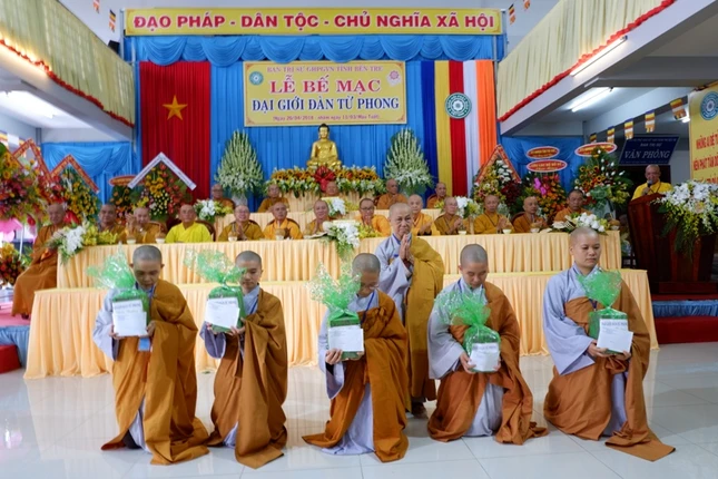 3- NT. TN. Như Đán trao phần thưởng đến Sa Di Ni.JPG