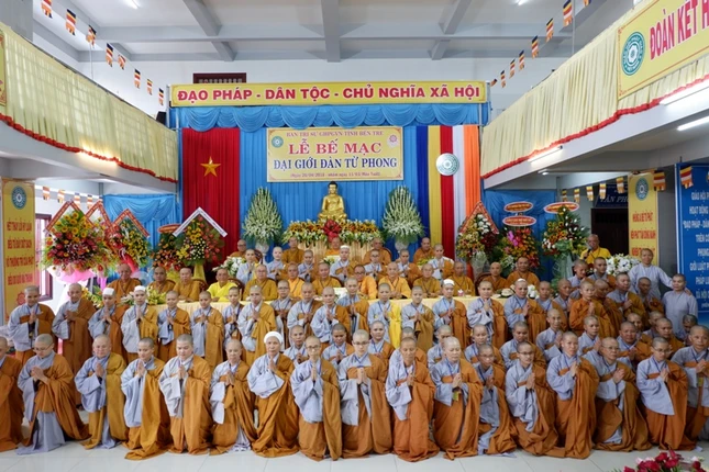 7- BTC chụp hình lưu niệm đến giới tử Tỳ kheo Ni.JPG
