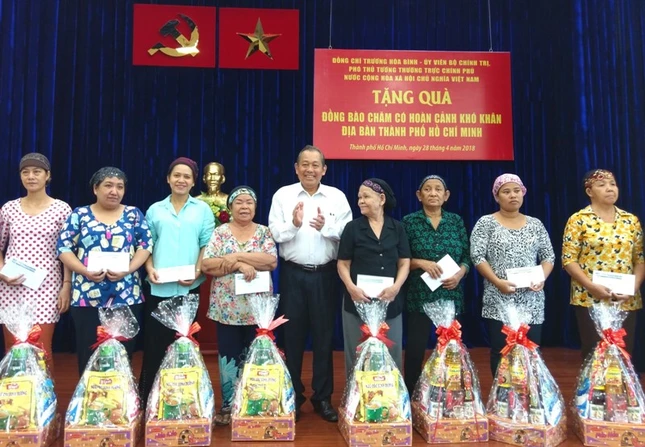 Pho-Thu-tuong-tang-qua.jpg