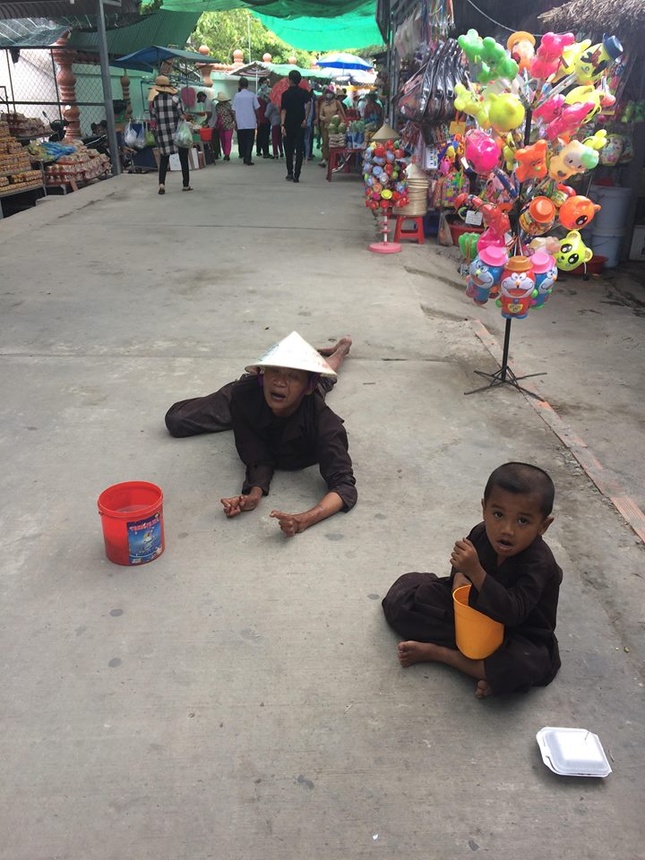 Nguoi xin an tren duong vao chua  Hung Thien xa Hung Hoi huyen Vinh Loi BL.jpg