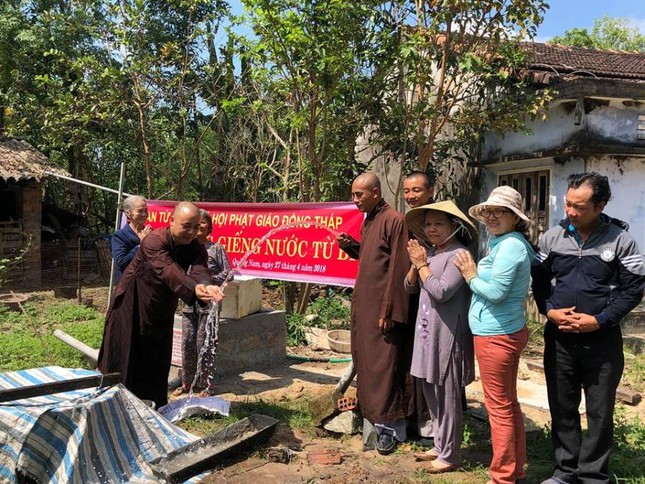 Gieng nuoc tu bi duoc trao tang cho dong bao huyen Que Son.jpg