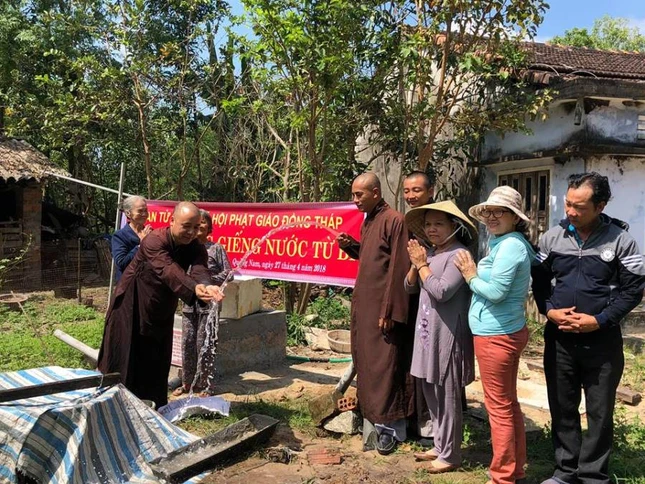 Gieng nuoc tu bi duoc trao tang cho  dong bao huyen Que Son.jpg