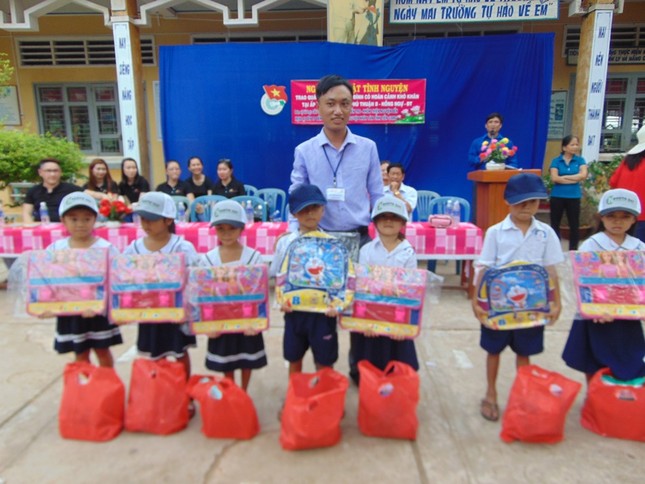 TRAO QUA CHO HOC SINH NGHEO.JPG