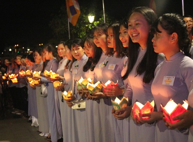 Phật giáo TT-Huế tổ chức lễ hội hoa đăng ảnh 6 7.jpg