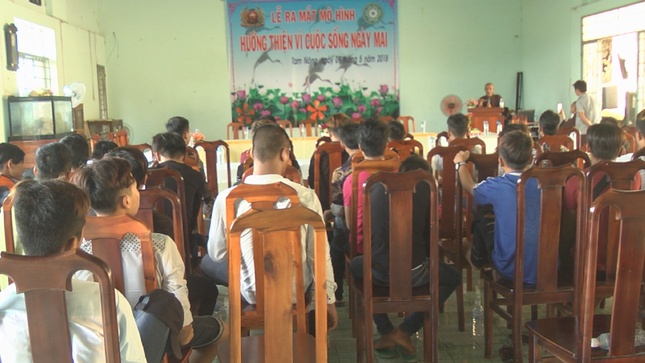 Canh Le ra mat mo hinh.bmp