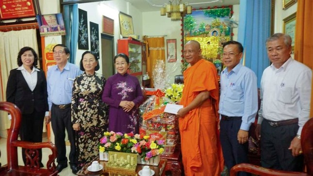 Thành ủy TP.HCM thăm, kính mừng Phật đản PL.2562 ảnh 6 candaransi.jpg