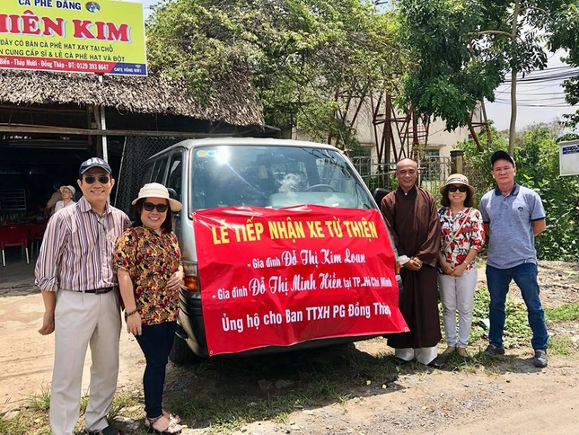 Canh le trao tang xe o to.jpg