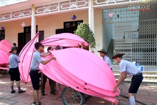 TT-Huế: Hạ thủy 7 hoa sen trên sông Hương ảnh 2 2.jpg