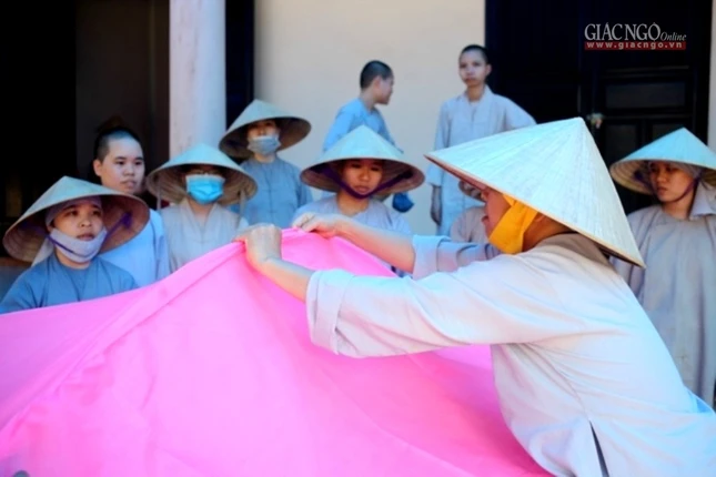 TT-Huế: Hạ thủy 7 hoa sen trên sông Hương ảnh 3 3.jpg