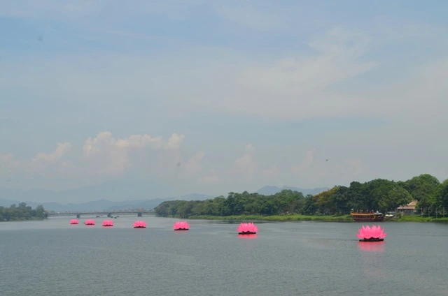 TT-Huế: Hạ thủy 7 hoa sen trên sông Hương ảnh 8 8.JPG