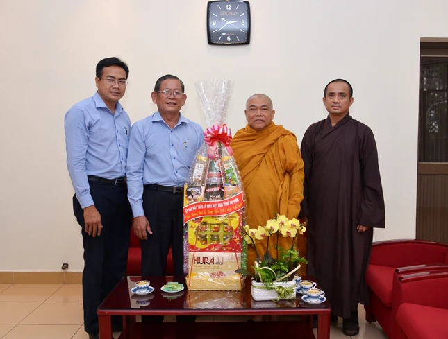 Mặt trận TP thăm, chúc mừng Phật đản Báo Giác Ngộ ảnh 2 BTN_0016.JPG