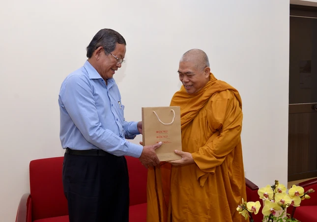 Mặt trận TP thăm, chúc mừng Phật đản Báo Giác Ngộ ảnh 3 BTN_0018.JPG