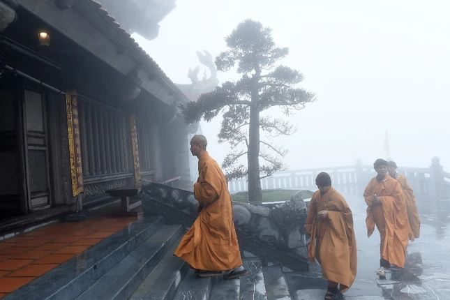 C_c _o_n t_ng ni ph_t t_ gh_ th_m Fansipan 33.jpg