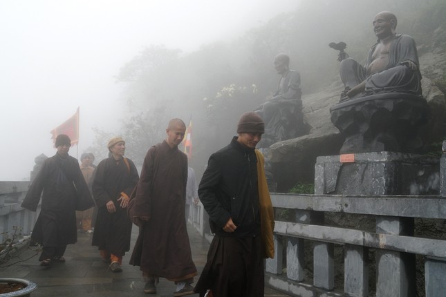 Sun World Fansipan Legend tặng vé cáp treo tới Tăng Ni ảnh 6 C_c _o_n t_ng ni ph_t t_ gh_ th_m Fansipan 54.jpg